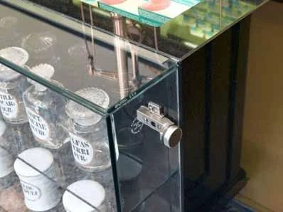 Gläserne Vitrine mit homöopathischen Arzneigläsern