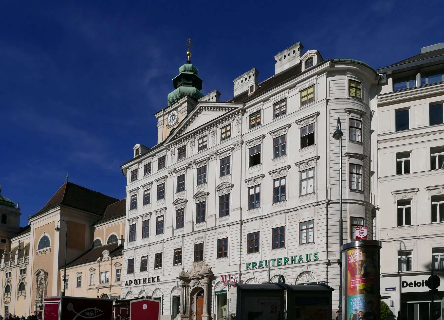 Gesamtansicht des Schubladkastenhauses auf der Freyung mit dem Schriftzug „APOTHEKE“ im Erdgeschoß